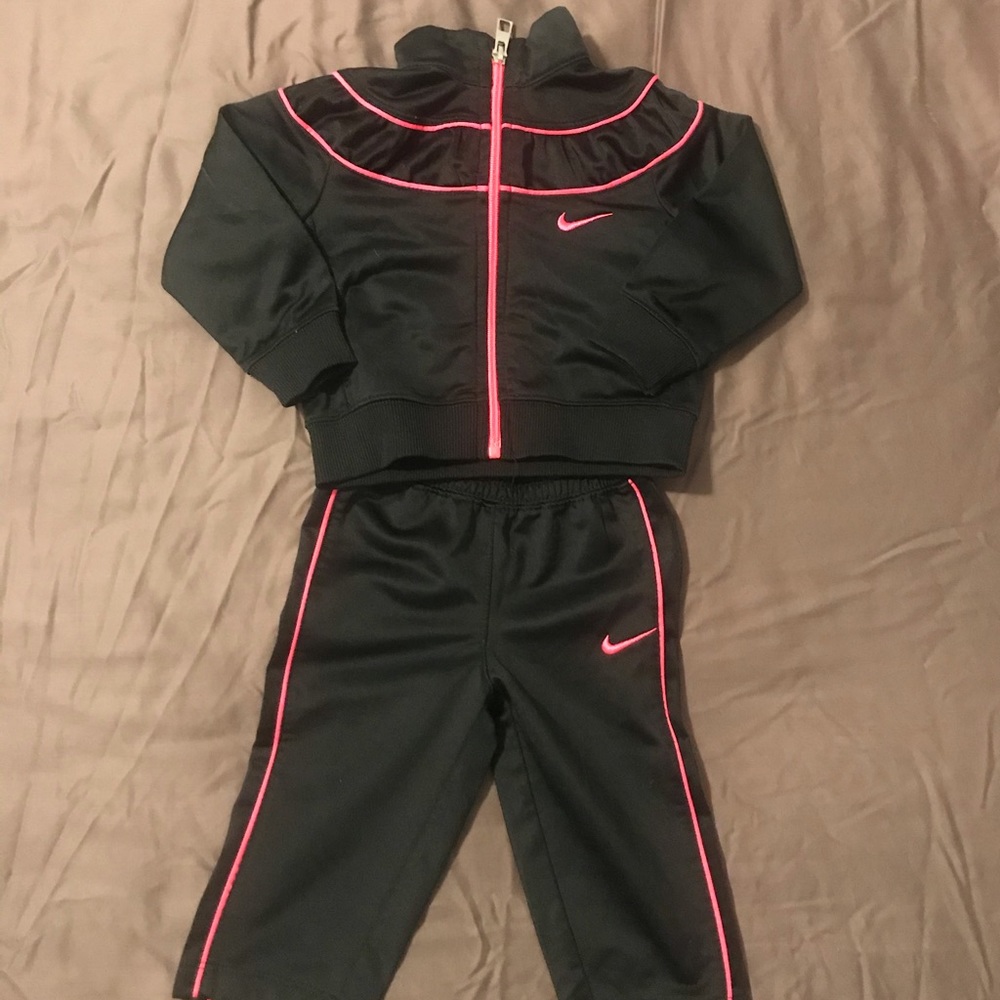 Nike toddler girl’s sweatsuit (12 months)